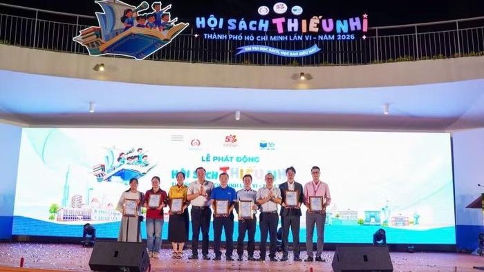 Ban tổ chức trao thư cảm ơn các đơn vị đồng hành và hỗ trợ hội sách.