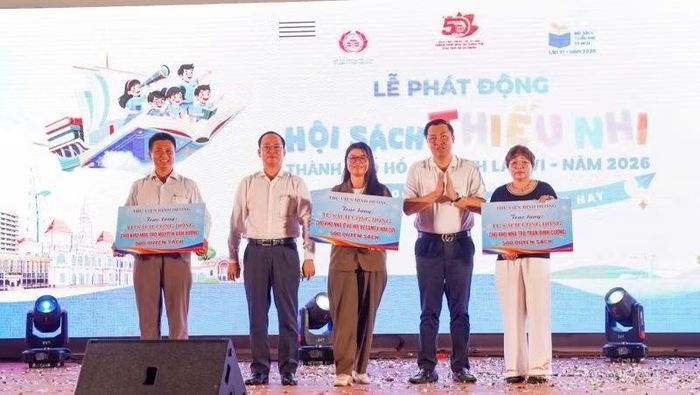 Trao tặng "Tủ sách cộng đồng" cho các khu nhà ở xã hội và khu nhà trọ.