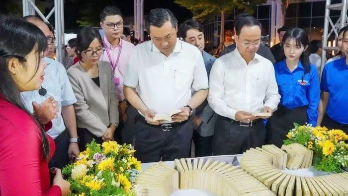 Các đại biểu tham quan không gian hội sách và các gian hàng trưng bày sách.