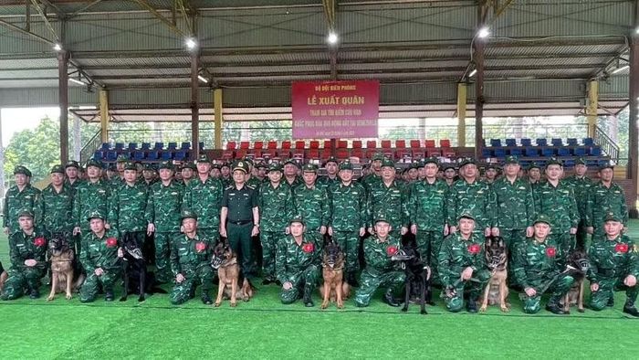 Thành phần đoàn gồm: 1 trưởng đoàn, 8 huấn luyện viên, 1 bác sĩ thú y và 8 chó nghiệp vụ.