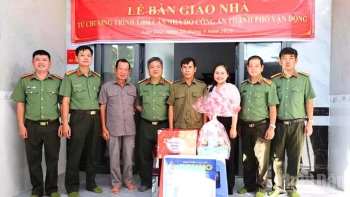 Công an thành phố bàn giao nhà cho ông Phạm Văn Mạnh, thành viên lực lượng tham gia bảo vệ an ninh, trật tự ở cơ sở phường Sóc Trăng, thành phố Cần Thơ.