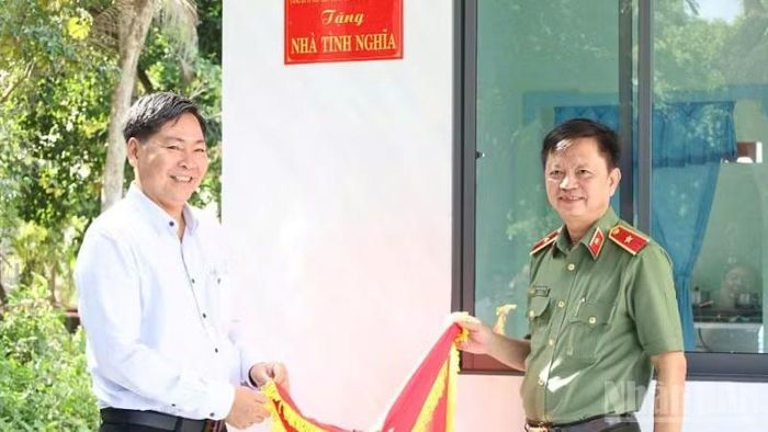 Thiếu tướng Huỳnh Việt Hòa, Giám đốc Công an thành phố cùng ông Nguyễn Vũ Trường, Bí thư Đảng ủy xã Tân Bình bàn giao nhà cho ông Phạm Vũ Hùng.