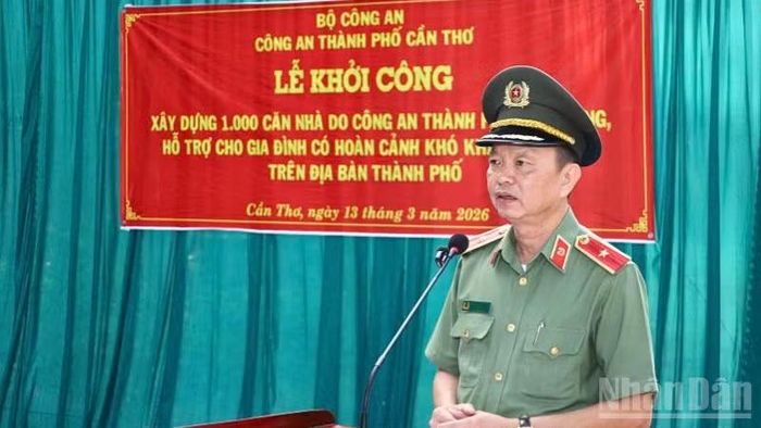 Thiếu tướng Huỳnh Việt Hòa, Giám đốc Công an thành phố phát biểu tại buổi Lễ khởi công nhà cho ông Phạm Vũ Hùng xã Tân Bình.