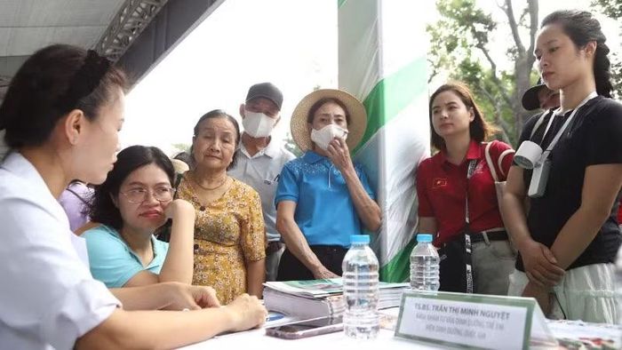  Các chuyên gia dinh dưỡng tham gia khám và tư vấn dinh dưỡng chuyên sâu khám cho người dân. 