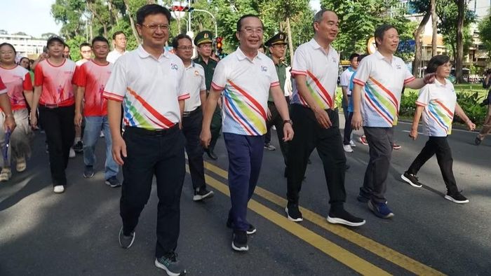 Các đại biểu tham gia chương trình đi bộ đồng hành.