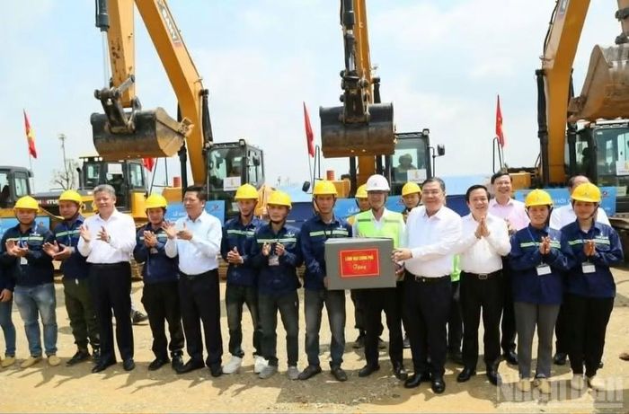 Đồng chí Phạm Gia Túc, Ủy viên Bộ Chính trị, Phó Thủ tướng Thường trực Chính phủ tặng quà công nhân, lao động tại dự án nhà ở xã hội Phố Hiến.
