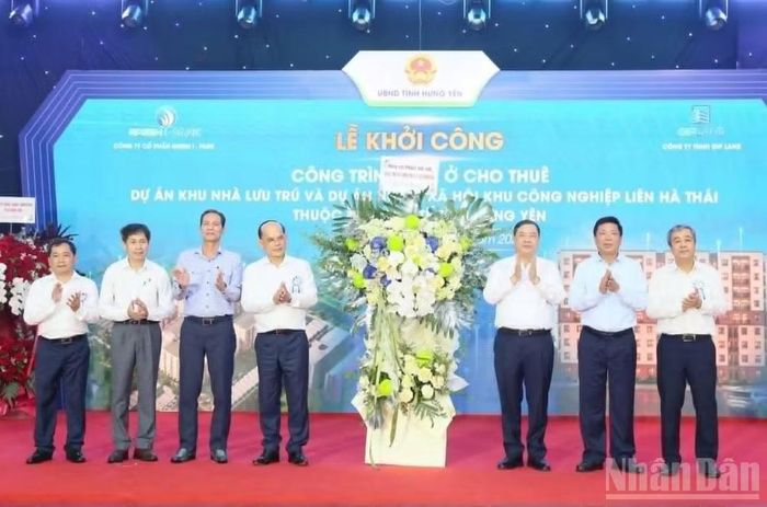 Đồng chí Phạm Gia Túc, Ủy viên Bộ Chính trị, Phó Thủ tướng Thường trực Chính phủ tặng hoa chúc mừng.