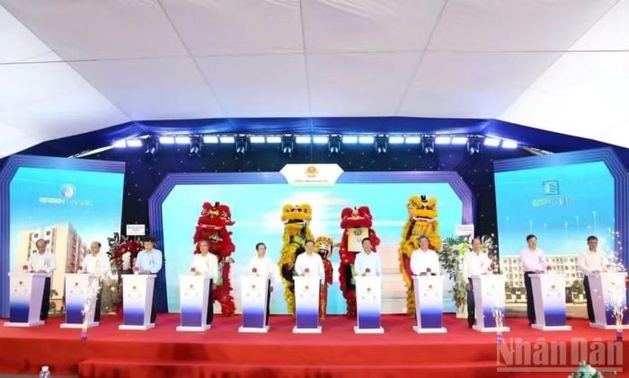 Các đại biểu thực hiện nghi thức khởi công dự án.