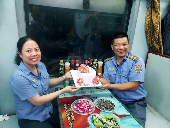 Đặc thù của công việc, hầu như lễ, tết, lễ kỷ niệm của đôi vợ chồng tiếp viên đường sắt Đinh Như Lưu-Trần Thị Vân An đều diễn ra trên tàu.