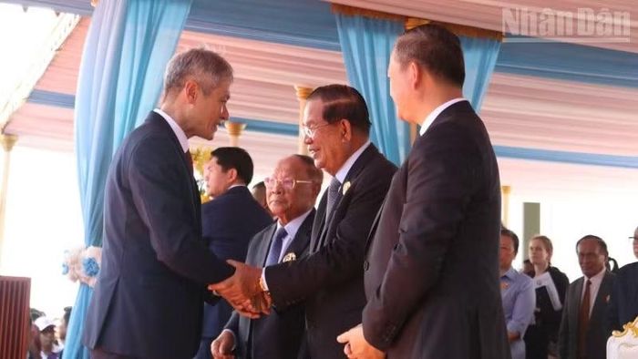 Đại sứ Việt Nam tại Campuchia Nguyễn Minh Vũ chúc mừng lãnh đạo cấp cao CPP nhân kỷ niệm 74 năm Ngày thành lập đảng. (Ảnh: ĐINH TRƯỜNG)