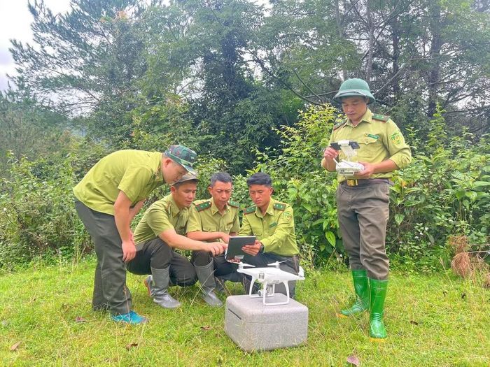 Ban quản lý Khu bảo tồn thiên nhiên Mường La ứng dụng công nghệ trong quản lý, bảo vệ rừng. (Ảnh: MINH NGHĨA)