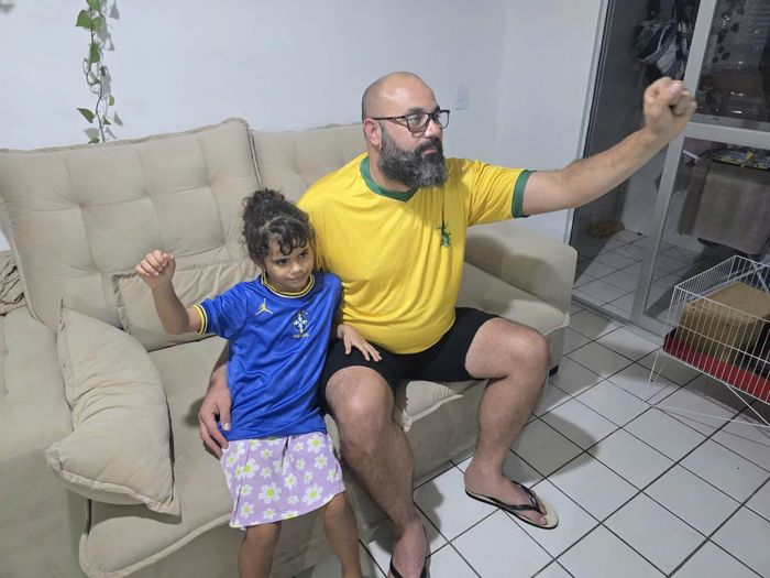 Khoác lên mình chiếc áo đội tuyển Brazil từ lâu đã là biểu tượng của tinh thần gắn kết cộng đồng và bản sắc dân tộc. Ảnh nhân vật cung cấp