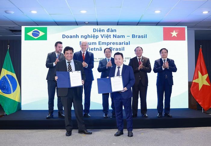 Lễ ký kết hợp tác bóng đá giữa Việt Nam và Brazil trong chuyến thăm Brazil của Thủ tướng Phạm Minh Chính tháng 7/2025. Ảnh: TTXVN