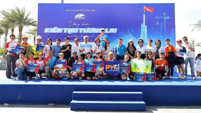 Các vận động viên chụp ảnh lưu niệm.