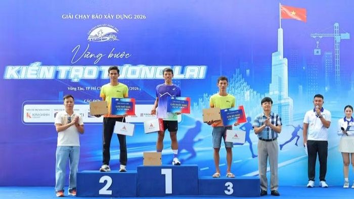 Trao giải cho các vận động viên nam đạt thành tích cao ở từng cự ly thi đấu.