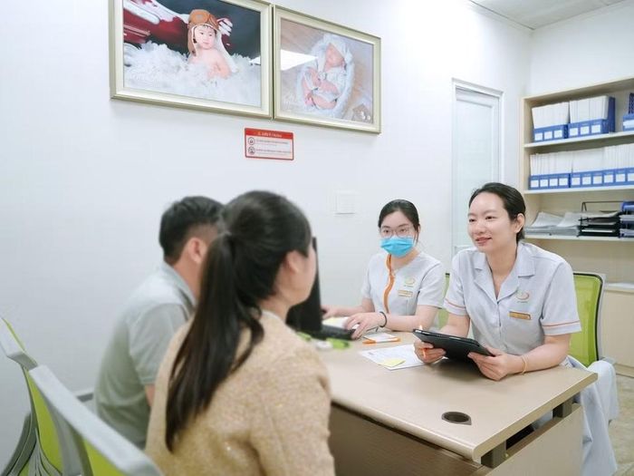 Bác sĩ khám, tư vấn di truyền cho cặp vợ chồng hiếm muộn.
