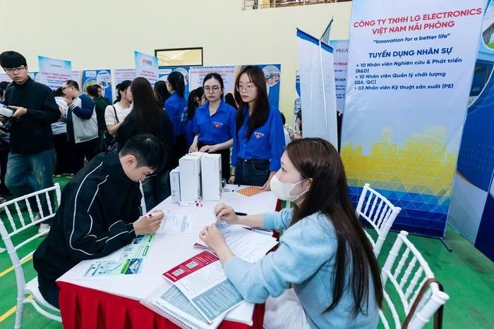 Các sinh viên tìm hiểu về cơ hội việc làm ngành logistics tại Ngày hội việc làm.