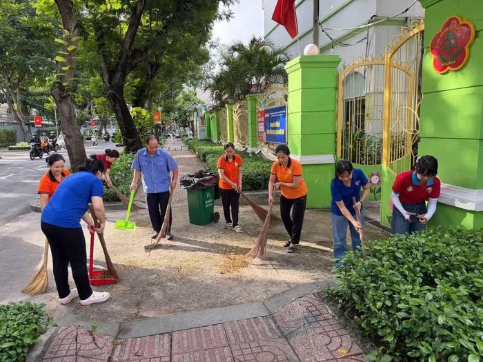 Ủy ban Mặt trận Tổ quốc Việt Nam phường Xuân Hòa thường xuyên phát động cho người dân, đoàn viên, thanh niên, học sinh tham gia các hoạt động chỉnh trang mỹ quan đô thị.