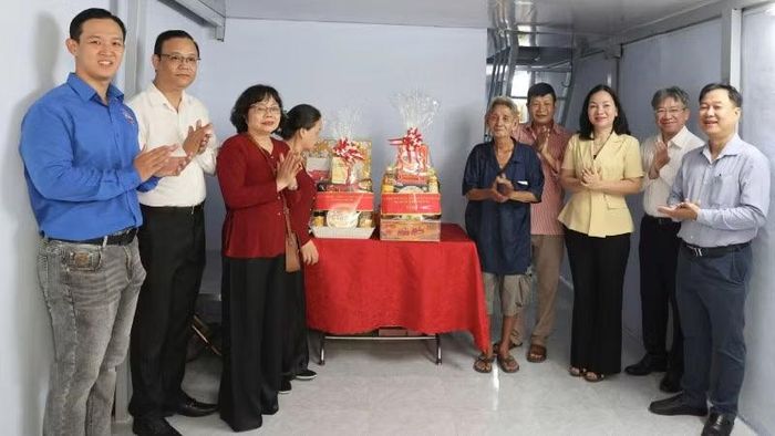 Bà Trương Thị Bích Hạnh, Phó Chủ tịch Thường trực Ủy ban Mặt trận Tổ quốc Việt Nam Thành phố và lãnh đạo phường Chợ Quán đã trao tặng công trình sửa chữa nhà Đại đoàn kết cho gia đình ông Trịnh Ngưu.