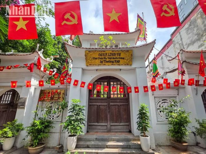 Đền Cư Xá nằm trên con phố Nguyễn Huy Tự (Hà Nội). (Ảnh: MINH DUY)