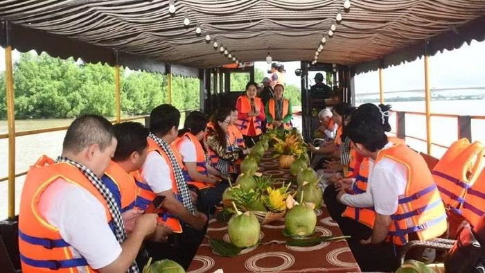 Du khách tham quan tuyến du lịch trên sông Hàm Luông.