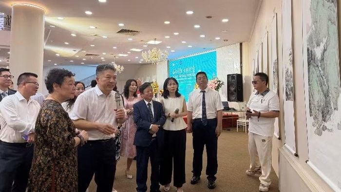 Các đại biểu tham quan triển lãm. (Ảnh: Ban tổ chức)