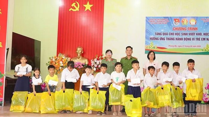 Chi đoàn Xây dựng lực lượng, Công an tỉnh Đồng Tháp trao quà cùng tiền mặt tặng học sinh vượt khó, học giỏi trên địa bàn xã Phong Mỹ, tỉnh Đồng Tháp.
