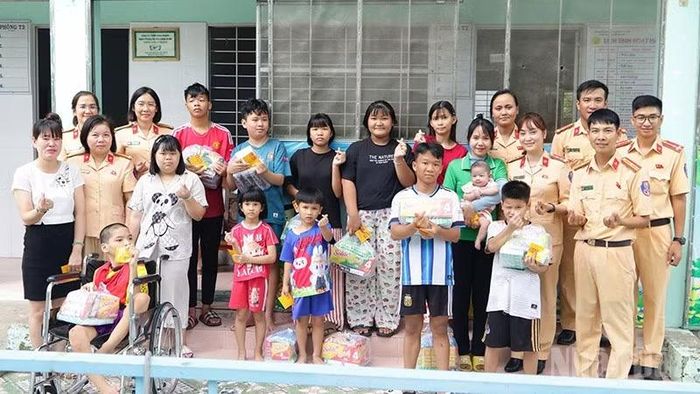 Phòng Cảnh sát giao thông, Công an tỉnh Đồng Tháp thăm, tặng quà trẻ em tại Trung tâm Bảo trợ xã hội tỉnh Đồng Tháp.