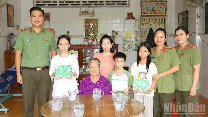 Công an phường Mỹ Ngãi, tỉnh Đồng Tháp thăm hỏi, trao tiền tặng cháu Nguyễn Gia Thịnh và dụng cụ học tập tặng 2 chị gái của bé Thịnh.