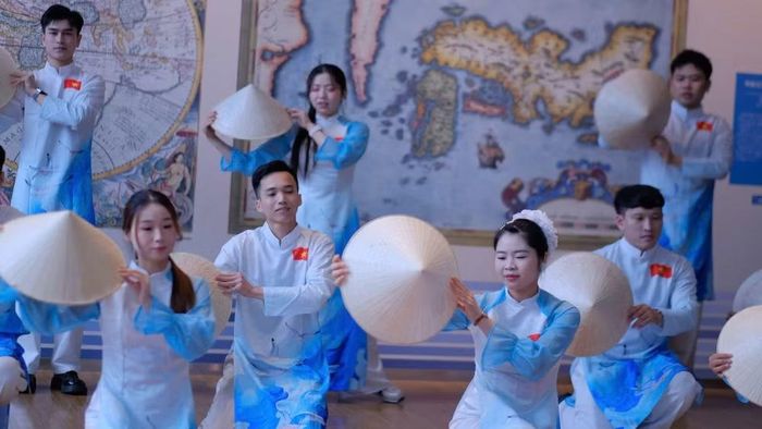 Tiết mục múa áo dài “Việt Nam quê hương tôi” của Hiệp hội Người Việt Nam vùng Kansai biểu diễn tại Lễ hội ẩm thực và văn hóa châu Á - Asian Pao Festival.