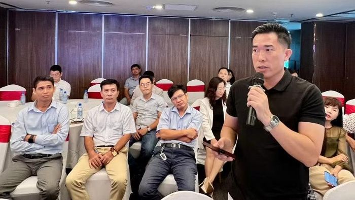 Đại diện doanh nghiệp đặt câu hỏi cho các chuyên gia về thực hiện nghĩa vụ thuế.