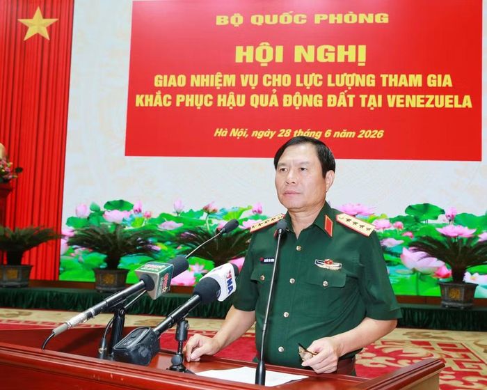 Đại tướng Nguyễn Tân Cương, Ủy viên Trung ương Đảng, Ủy viên Thường vụ Quân ủy Trung ương, Tổng Tham mưu trưởng Quân đội nhân dân Việt Nam, Thứ trưởng Quốc phòng phát biểu tại hội nghị giao nhiệm vụ.
