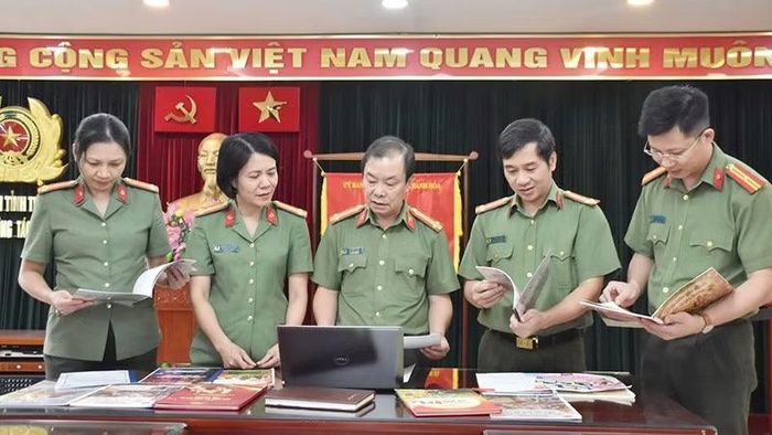 Ban giám khảo xem xét các tác phẩm gửi dự thi.
