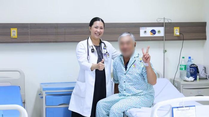 Bác sĩ thăm khám cho bệnh nhân đột quỵ.