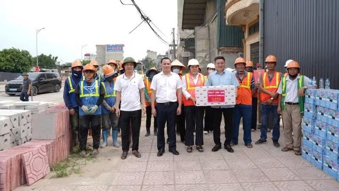 Lãnh đạo xã Thanh Oai tặng quà cho người lao động tại công trường.