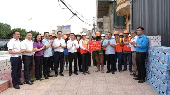 Bí thư Thành ủy Hà Nội Trần Đức Thắng tặng quà cho công nhân đang thi công dự án nâng cấp, mở rộng Quốc lộ 21B.