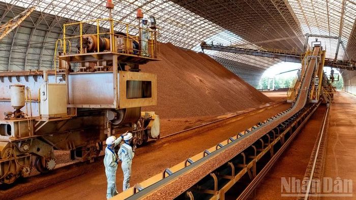 Việc thiếu hụt quặng nguyên khai trong từng thời điểm khiến Nhà máy Tuyển có lúc phải vận hành dưới công suất thiết kế, tác động đến tính liên tục của dây chuyền công nghệ.