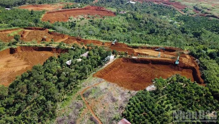 Do vướng mắc trong công tác giải phóng mặt bằng nên các khai trường phải thực hiện khai thác theo dạng da báo, làm ảnh hưởng đến hoạt động chung của Nhà máy sản xuất Alumin.