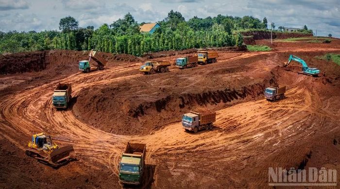 Tồn tại trong công tác giải phóng mặt bằng các khai trường làm ảnh hưởng trực tiếp đến tiến độ khai thác, tác động trực tiếp đến khả năng duy trì nguồn nguyên liệu ổn định sản xuất của Nhà máy sản xuất Alumin.