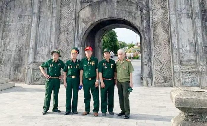 Các cựu chiến binh Trung đoàn 48 chụp ảnh lưu niệm tại Thành Cổ Quảng Trị.