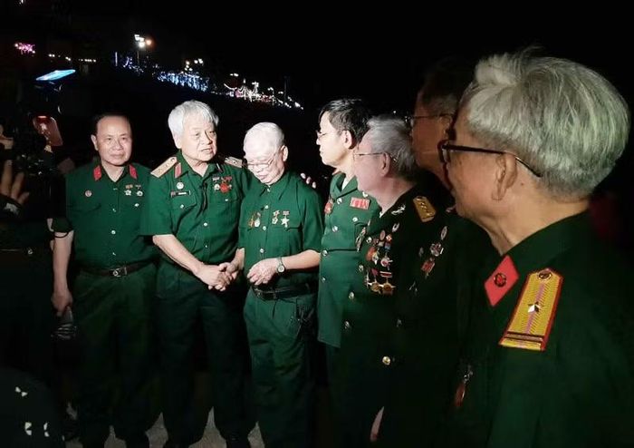 Ban lãnh đạo cựu chiến binh Trung đoàn 48 và nhà thơ Lê Bá Dương ở bến vượt sông Thạch Hãn.