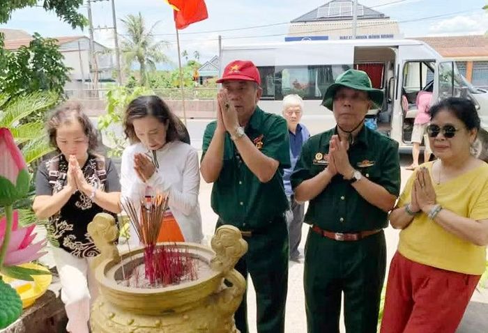 Các cựu chiến binh dâng hương tại khu thờ liệt sĩ ở ngã 3 Long Hưng.