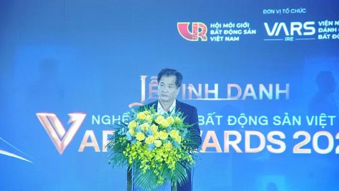 Ông Nguyễn Văn Đính, Chủ tịch Hội Môi giới Bất động sản Việt Nam thông tin tại sự kiện. (Ảnh: Ban tổ chức)