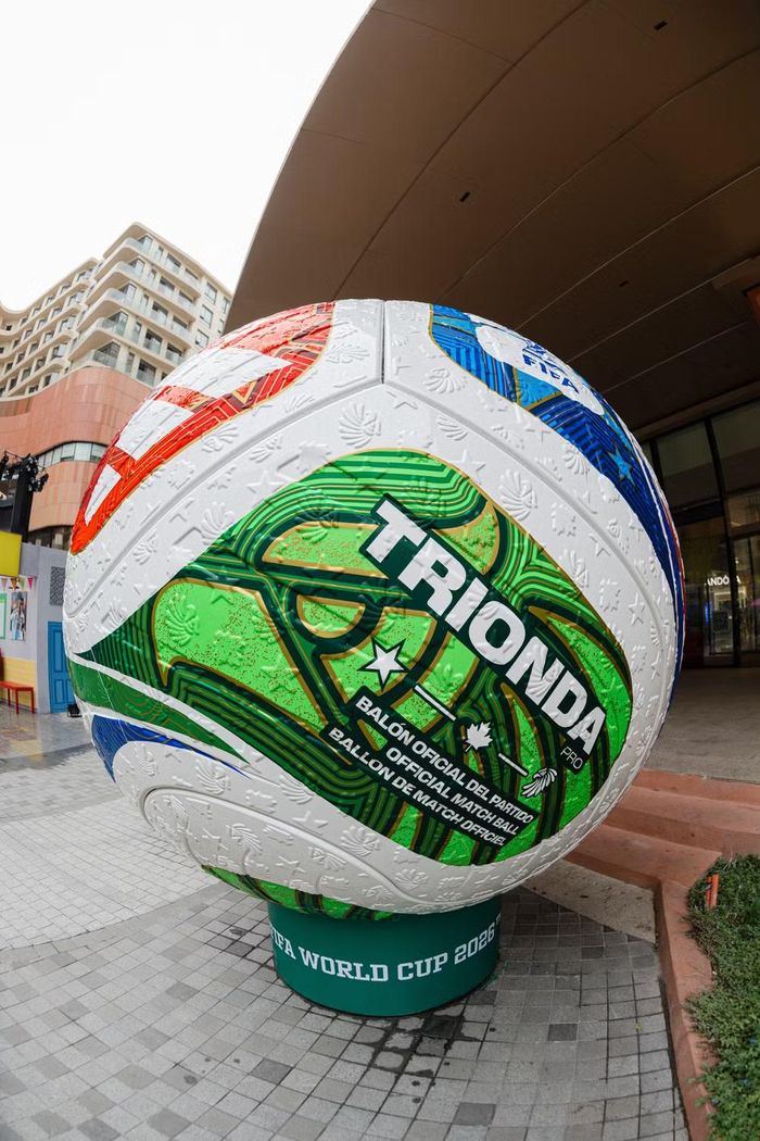 Trái bóng mang tên Trionda của FIFA World Cup 2026, cao 2,6 mét và nặng 280 kg.