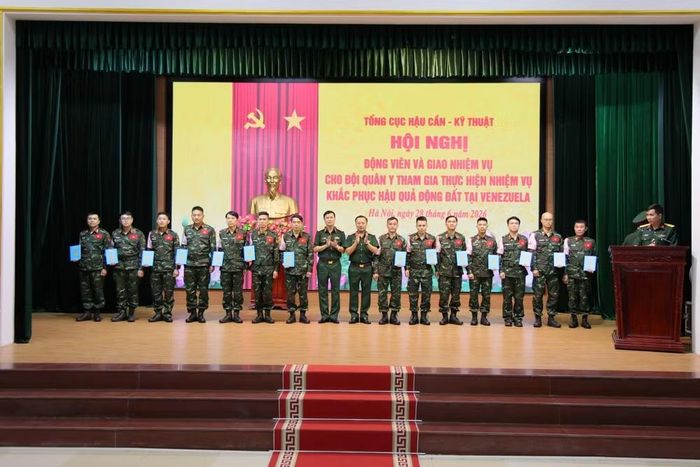Lãnh đạo Tổng cục Hậu cần-Kỹ thuật tặng quà động viên lực lượng quân y trước giờ lên đường thực hiện nhiệm vụ.