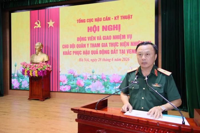 Thiếu tướng Phùng Ngọc Sơn, Phó chủ nhiệm Tổng cục Hậu cần-Kỹ thuật quán triệt, giao nhiệm vụ cho đội quân y.