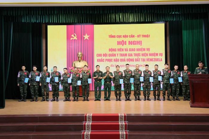 Lãnh đạo Tổng cục Hậu cần-Kỹ thuật tặng quà động viên lực lượng quân y trước giờ lên đường thực hiện nhiệm vụ.
