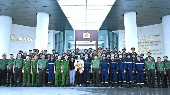 Thứ trưởng Lê Văn Tuyến và các thành viên đoàn công tác.