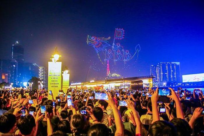 Người dân xem trình diễn drone tại Lễ hội Sông nước TP HCM. (Ảnh: HOÀNG TRIỀU)