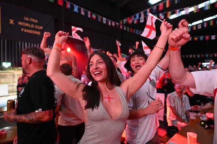 Tại khu Ultra World Cup Fanzone ở Ultra Warehouse, TP Derby (Anh), một nữ CĐV giơ cao tay và vẫy cờ Anh giữa tiếng hò reo của đám đông. Không khí bùng nổ khi tuyển Anh vượt qua Panama để giữ ngôi đầu bảng L.